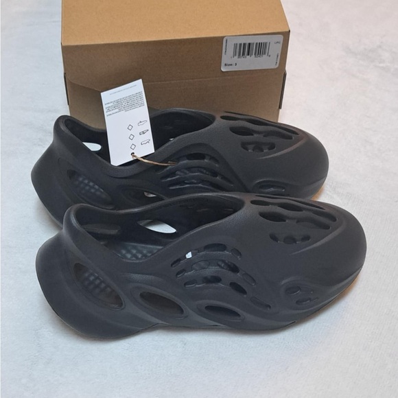 Yeezy Foam Runner (Adidas) Black Onyx - Kids Size 3 - Picture 3 of 8